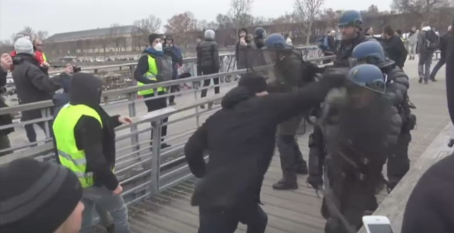 Instante en el que el exboxeador se enfrenta contra cuatro policías franceses que se ven obligados a recular ante los puñetazos del manifestante.