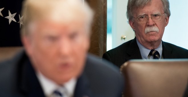 John Bolton, asesor para la seguridad nacional de Estados Unidos mira a Donald Trump. / AFP - SAUL LOEB
