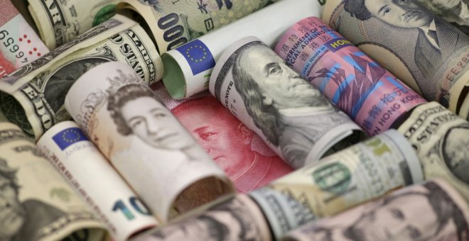 Billetes de euro, de dolares de Hong Kong y de EEUU, de yenes japoneses, de libras británicas y de yuan chinos. REUTERS/Jason Lee