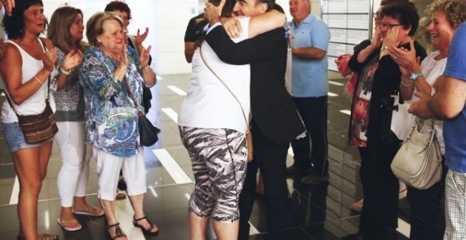 La madre de Julen, el niño asesinado en 2011, se abraza a su abogado tras el veredicto el juicio contra su exmarido. /EFE