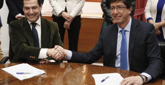 El presidente andaluz del Partido Popular, Juanma Moreno, y el de Ciudadanos, Juan Marín. - EFE