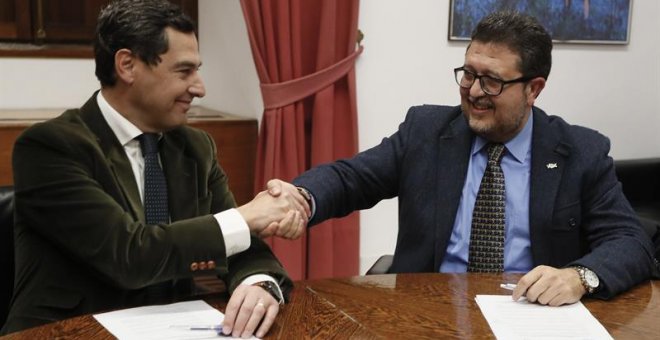 El presidente del PP-A, Juanma Moreno, estrecha la mano con el líder andaluz de Vox, Francisco Serrano. - EFE