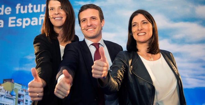 El presidente del Partido Popular, Pablo Casado (c), y las candidatas del PP al Gobierno de Cantabria, Ruth Beitia (i), y a la alcaldÍa de Santander, Gema Igual (d). /EFE