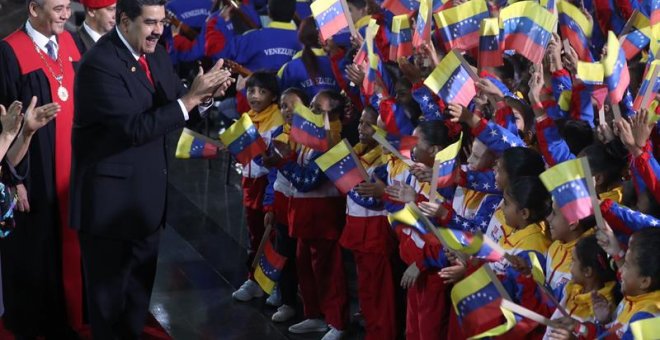 El presidente de Venezuela, Nicolás Maduro, saluda a un grupo de niños a su llegada a su ceremonia de investidura para un segundo período de gobierno. - EFE