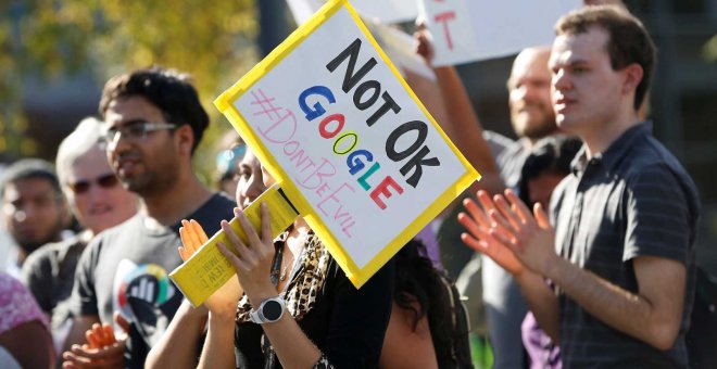 Empleados de Google protestan ante la sede de la empresa en Nueva York por su postura ante el acoso sexual. REUTERS/Archivo