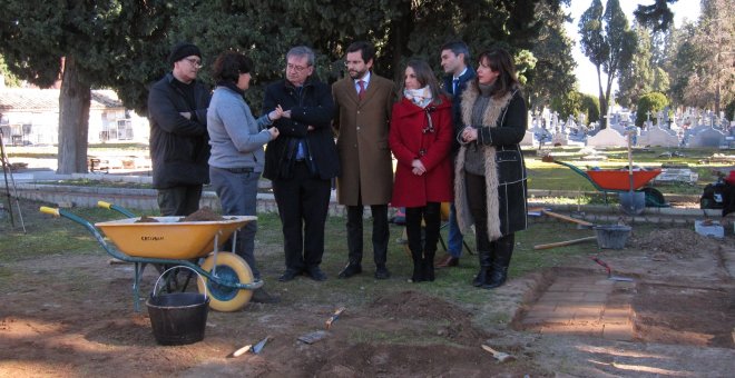 El Gobierno garantiza las exhumaciones en Andalucía pese a la Ley de Concordia pactada por PP y Vox.