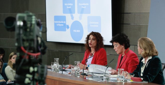 La portavoz del Gobierno, Isabel Celaá (c), con las ministra de Hacienda, María Jesús Montero (i), y de Economía, Nadia Calviño (d), durante la rueda de prensa posterior a la reunión del Consejo de Ministros en la que se ha aprobado el proyecto de Presupu