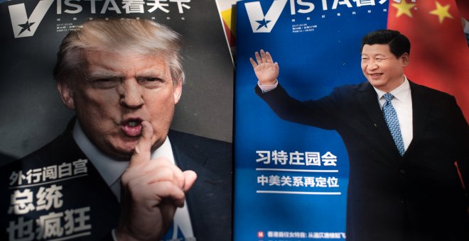 Revistas con portadas del presidente estadounidense Donald Trump (izquierda) y del presidente de China, Xi Jinping (derecha), en una imagen de archivo. / AFP - NICOLAS ASFOURI