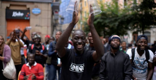 Migrantes africanos recién llegados a España bailan durante una fiesta de bienvenida organizada por grupos vecinales. Bilbao, España, el 28 de julio de 2018. Foto: Vincent West / Reuters