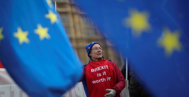 Protestas contra el brexit a las afueras del Parlamento británico. REUTERS/Simon Dawson