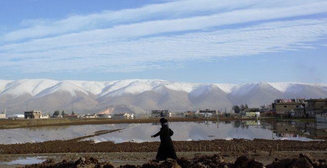 Una mujer camina por una carretera en Bar Elias, en el valle de la Bekaa./Andrea Olea