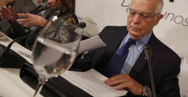 El ministro de Asuntos Exteriores y Cooperación, Josep Borrell, durante su participación en un desayuno informativo en un hotel de la capital. EFE/Javier Lizón