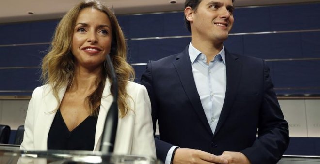 El líder de Ciudadanos, Albert Rivera, y la diputada Patricia Reyes, en el registro en el Congreso de la propuesta de Ley para regular los vientres de alquiler | EFE