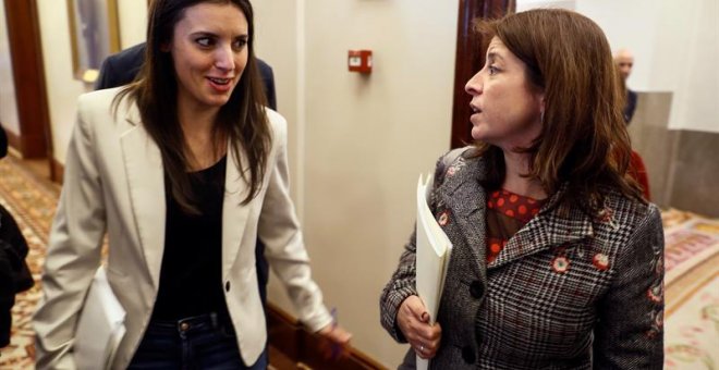 La portavoz de Unidos Podemos, Irene Montero, conversa con la portavoz socialista, Adriana Lastra (d), antes de asistir a la reunión de la Junta de Portavoces hoy en el Congreso, en una jornada marcada por la presentación por parte de la ministra de Hacie