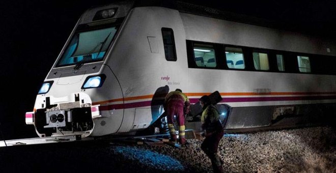 El tren que descarriló cerca de la estación de Torrijos. (ÁNGELES VISDÓMINE | EFE)