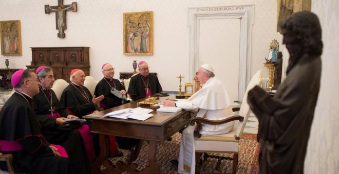 El Papa Francisco junto a los miembros de la Conferencia Episcopal de Chile en el Vaticano, el 14 de enero de 2019 | Reuters