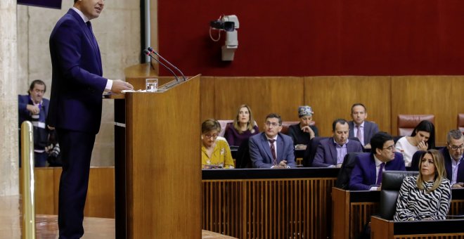 El candidato del PP a la Presidencia de la Junta de Andalucía, Juan Manuel Moreno, al inicio de su discurso de investidura en el Parlamento de Andalucía. EFE/Julio Muñoz