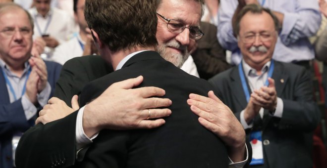 El actual líder del PP, Pablo Casado, abrazando al expresidente del Gobierno, Mariano Rajoy, tras ganar las primarias en el Congreso Extraordinario de julio. EFE