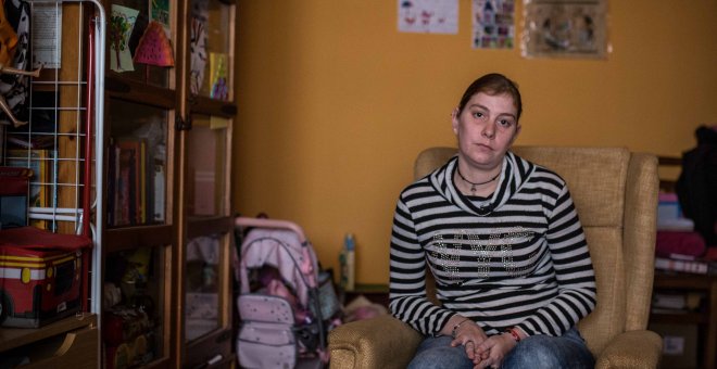 Elisabet Posada, en el salón del piso del distrito de Tetuán (Madrid) del que será desahuciada el próximo 23 de enero.- JAIRO VARGAS