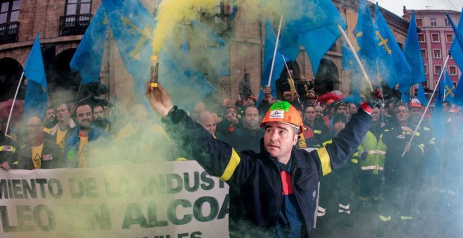 Trabajadores de Alcoa concentrados en la plaza de España de la Avilés, para pedir la intervención del Estado en las fábricas de Alcoa local y de A Coruña/ Archivo EFE