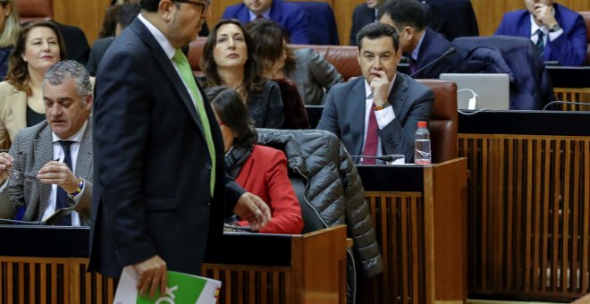 El líder de Vox en Andalucía, Francisco Serrano, pasa ante el candidato Juanma Moreno, en la segunda jornada de la sesión de investidura en el Parlamento de Andalucía. EFE/Julio Muñoz