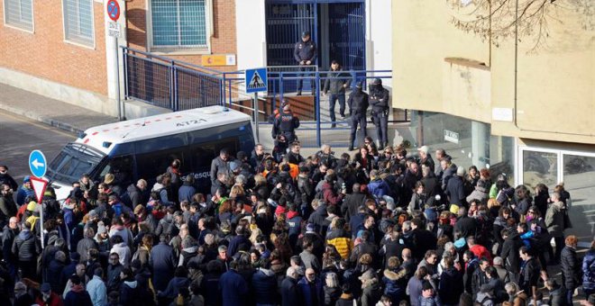 Más de un centenar de personas, entre ellas ediles y alcaldes de otras localidades, congregadas frente a la comisaría de la Policía Nacional de Girona en contra de las detenciones. (ROBIN TOWNSEND | EFE)