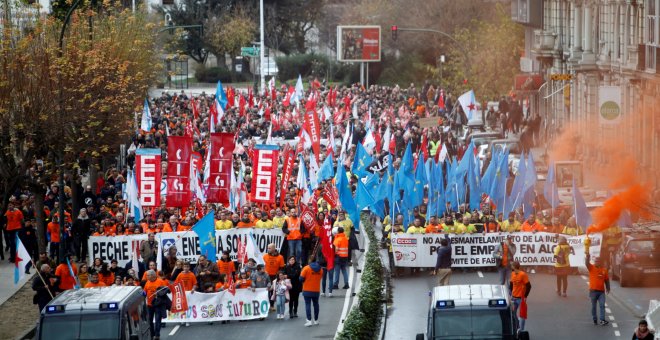 Manifestación de trabajadores de Alcoa en A Coruña en defensa de la actividad y del empleo. EFE/Cabalar
