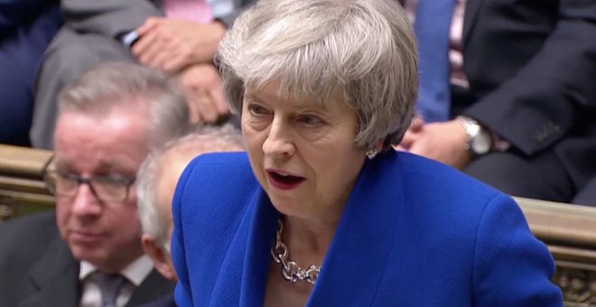 La primera ministra de Reino Unido, Theresa May, mientras intervenía en el debate de la moción de censura presentada por los Laboristas. / Reuters