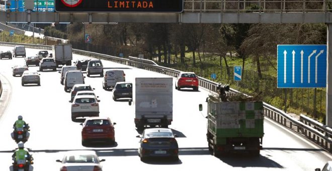 El Ayuntamiento de Madrid recupera el escenario 1 del protocolo anticontaminación, con lo que la velocidad de circulación en la M-30 y en las vías de acceso en el interior de la M-40, en ambos sentidos, queda limitada a 70 kilómetros por hora. /EFE