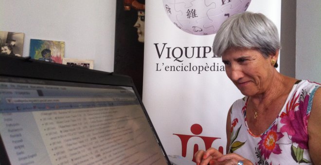 Una de las editoras de la Viquipèdia trabajando en las oficinas de la enciclopedia virtual.