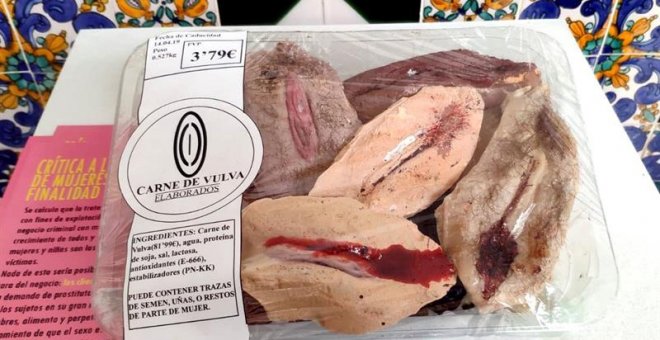 17/01/2019.- Fotografía de la obra que ha sido retirada del patio del Ayuntamiento de Granada, se trata de una bandeja de plástico como las que se encuentran en los supermercados en la que se observan unos supuestos trozos de "Carne de vulva", y que perte