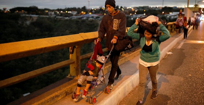 Migrantes procedentes de Honduras se dirigen hacia Estados Unidos. / REUTERS - LUIS ECHEVARRÍA