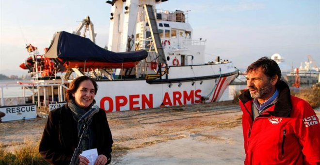 La alcaldesa de Barcelona, Ada Colau, y el director de Proactiva Open Arms, Óscar Camps, durante la visita que la alcaldesa ha realizado al barco amarrado en el puerto de Barcelona. (ALEJANDRO GARCÍA | EFE)