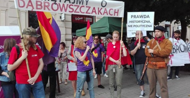 Manifestación en Olsztyn (11/08/2017), donde la Suprema Corte Administrativa ha anulado la acción del gobierno y devolvió el nombre Dombrowski a una de sus calles. HISTORIA CZERWONA