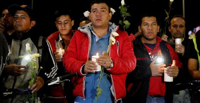 Ciudadanos participan en una vigilia frente a la Escuela de Cadetes de Policía General Francisco de Paula Santander, en Bogotá (Colombia) en recuerdo a las víctimas del atentado. /EFE