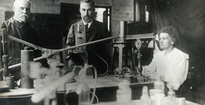 Marie y Pierre Curie con una tercera persona en su laboratorio de París, en 1900. Colección Welcome (CC BY)