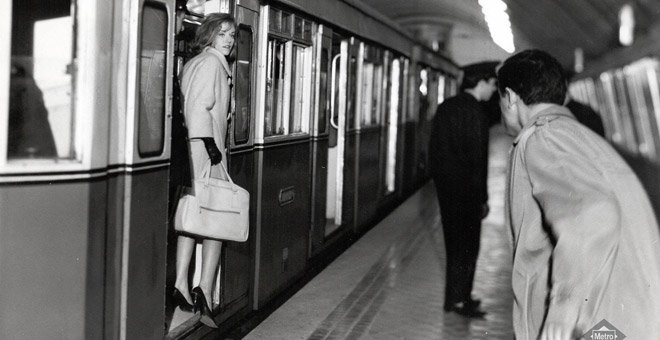 Foto antigua de una campaña promocional de Metro de Madrid, usada para la exposición 'Un viaje por el tiempo' en su 95 aniversario. / METRO DE MADRID