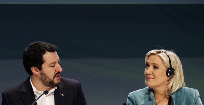 Marine Le Pen conversa con Matteo Salvini durante una conferencia celebrada en en Milán. REUTERS/Archivo