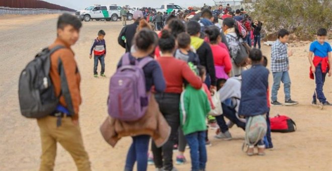 Fotografía divulgada este viernes por la Oficina de Aduanas y Protección Fronteriza (CBP) de Arizona en donde se observa a unos de los 376 migrantes indocumentados, provenientes mayormente de Centroamérica, que fueron arrestados a principios de semana. Un