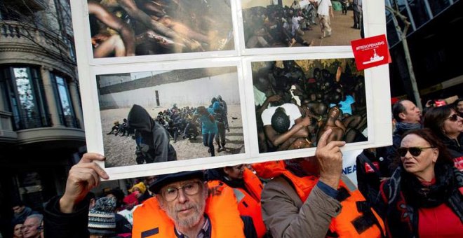 Voluntarios de la ONG Pro Activa Open Arms, durante la manifestación celebrada esta tarde por las calles del centro de Barcelona. (EFE)