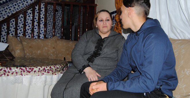 Islem y su madre, sentados en el salón de su casa, en el barrio de Reina Regente de Melilla. Irene Quirante