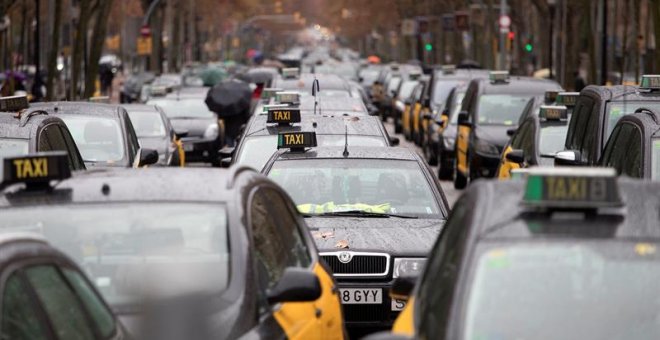 Huelga de taxistas en Madrid y Barcelona. En la foto, los taxis barceloneses se suman a la protesta contra Uber y Cabify. / EFE
