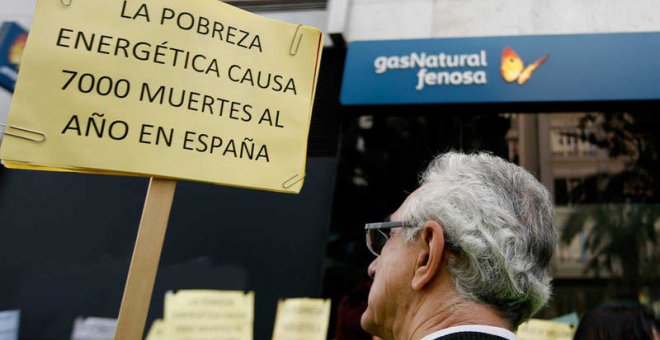 Concentración ante la puerta de Gas Natural Fenosa de Valencia en protesta por la pobreza energética | EFE/Archivo
