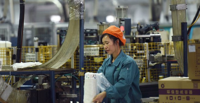 Una mujer trabaja en una línea de producción de una fábrica vajillas de papel en Hangzhou, provincia de Zhejiang, China. REUTERS