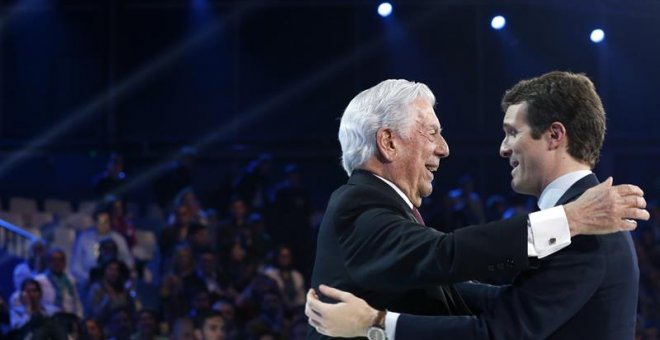El presidente del PP, Pablo Casado (d), felicita al premio Nobel de Literatura, el peruano Mario Vargas Llosa (i), al término de su intervención durante la segunda jornada de la Convención Nacional del Partido Popular que se celebra hasta mañana domingo e