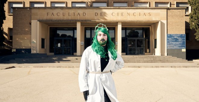 Sassy Science en la puerta de la facultad de Ciencias de la Universidad de Zaragoza. / Álvaro Muñoz Guzmán, SINC