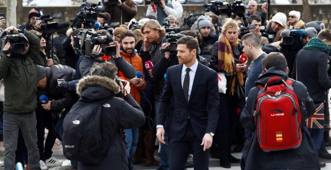 El exjugador del Real Madrid Xabi Alonso sale este martes en la Audiencia Provincial de Madrid, donde es juzgado por presuntamente defraudar a Hacienda. EFE/ Emilio Naranjo