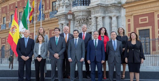 El presidente de la Junta de Andalucía, Juanma Moreno (c), posa ante el Palacio de San Telmo en Sevilla con los once consejeros del nuevo Gobierno andaluz de coalición PP y Ciudadanos tras el acto de toma de posesión, en un acto institucional en la sede d