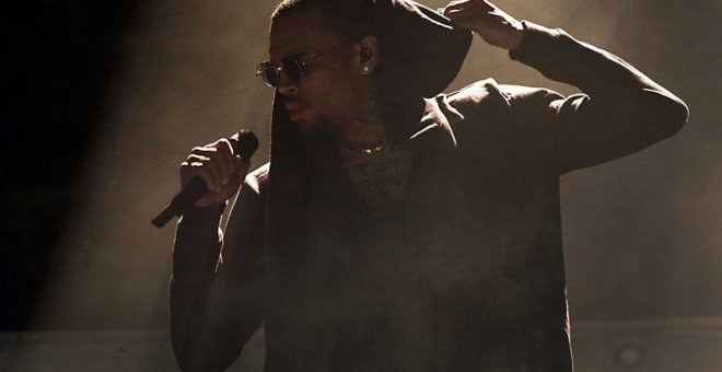 22/01/2019.- Fotografía de archivo del 6 de diciembre de 2012 que muestra al rapero estadounidense Chris Brown durante un concierto en Amsterdam, Holanda. Brown, expareja de la cantante Rihana, se encuentra arrestado en París después de haber sido acusado