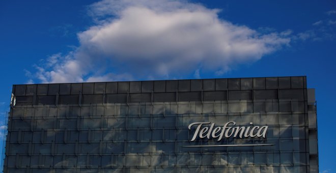 El logo de Telefónica en su sede en la zona norte de Madrid. REUTERS/Juan Medina